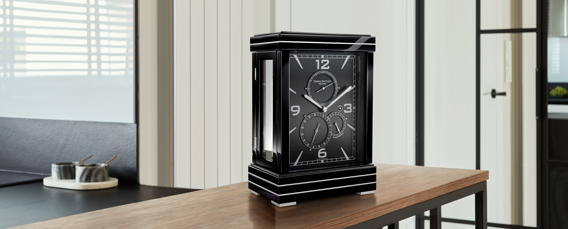 Erwin Sattler Großuhr in einer Bibliothek