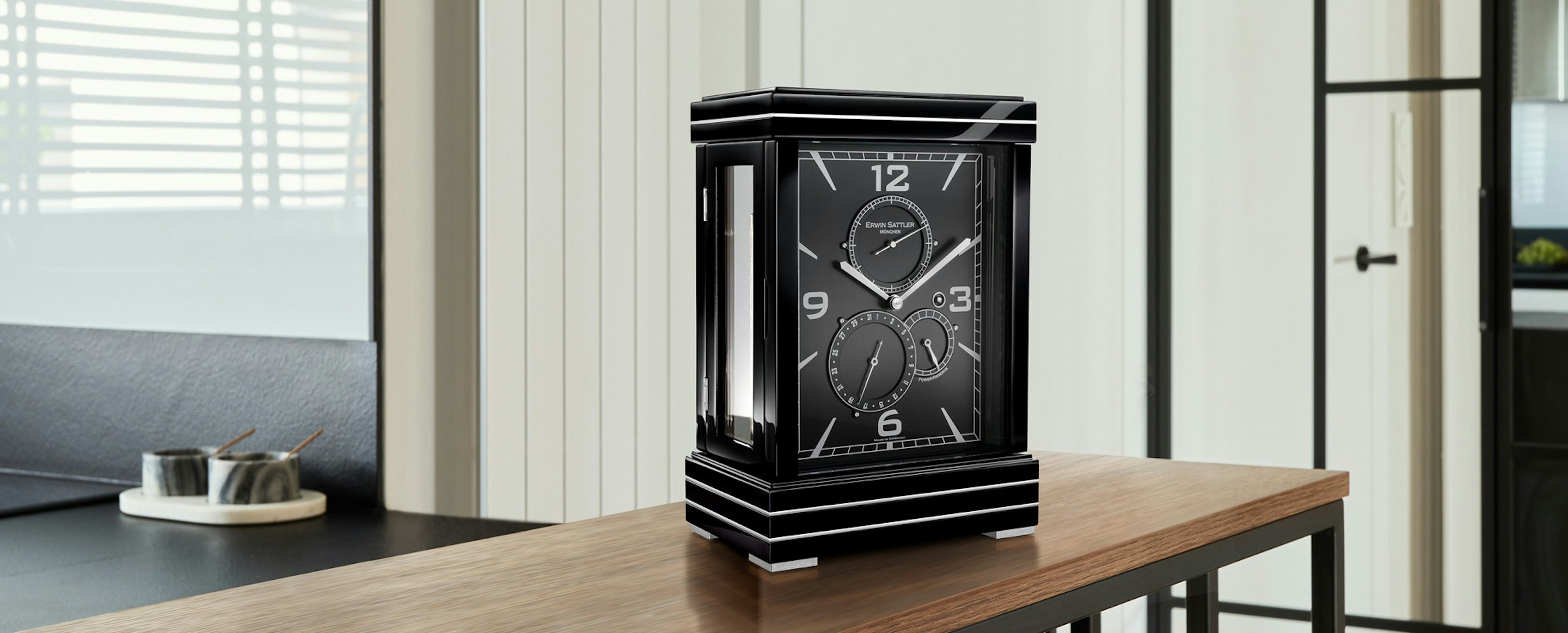 Erwin Sattler Großuhr in einer Bibliothek