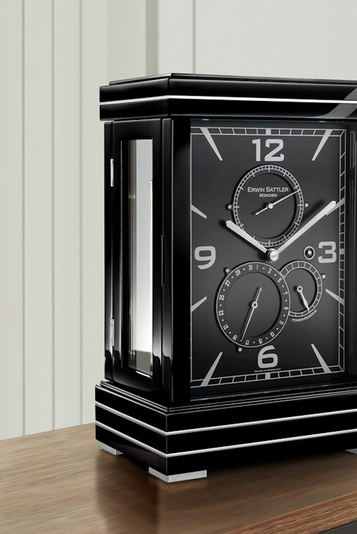 Erwin Sattler Großuhr in einer Bibliothek