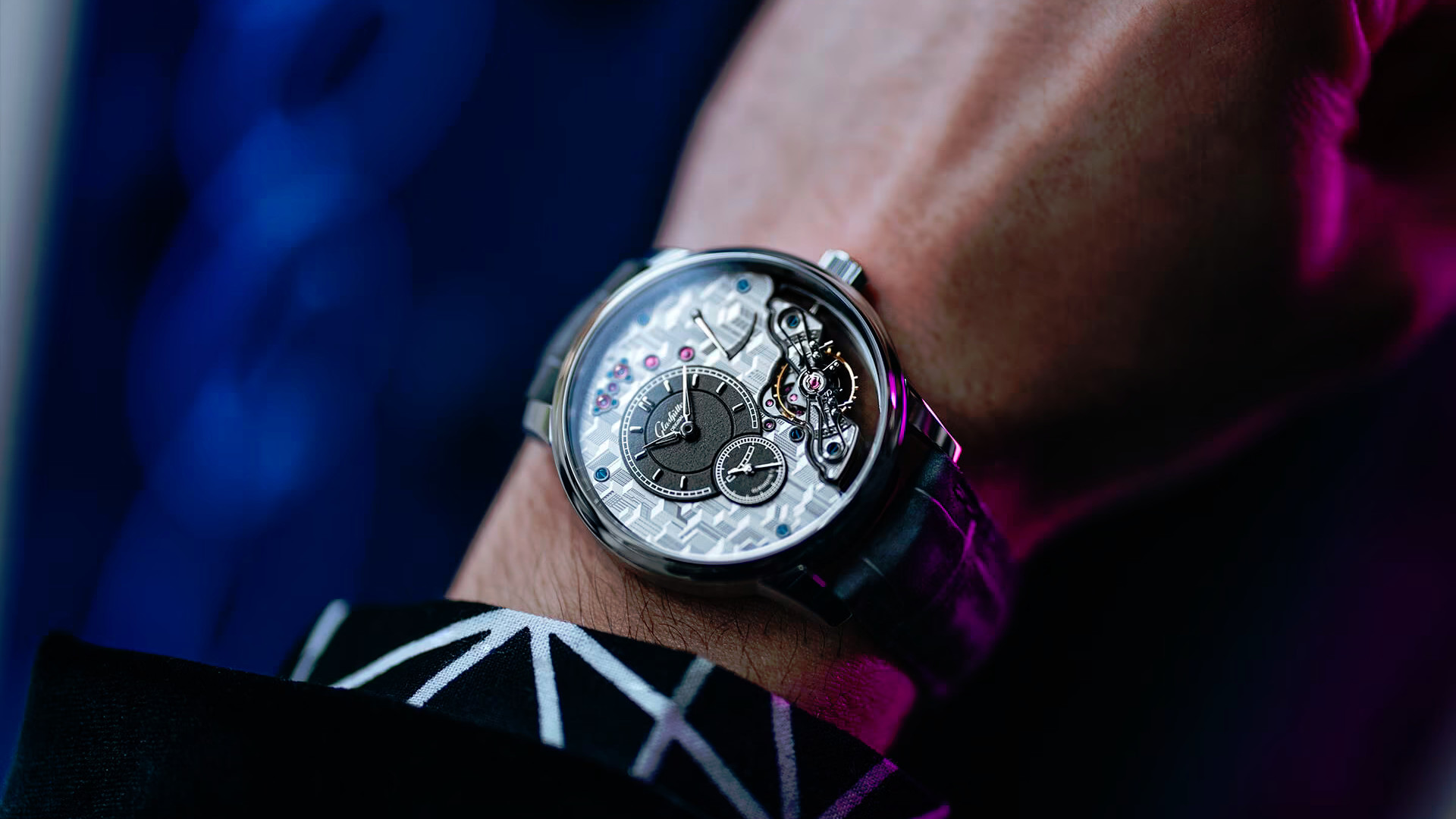 Newsbildergalerie Glashütte Original PanoInverse Uhr aus Platin am Handgelenk