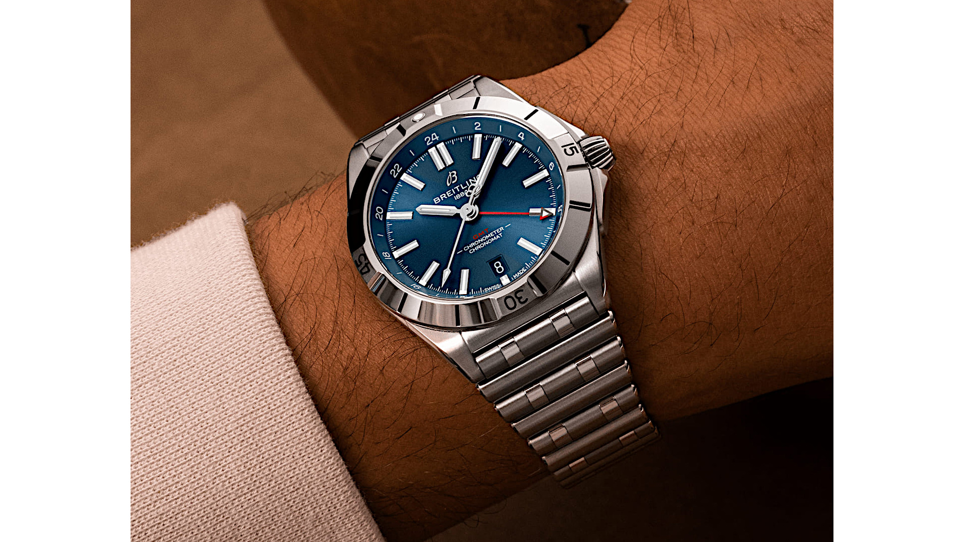 Breitling Chronomat Automatic GMT mit blauem Zifferblatt am Arm getragen