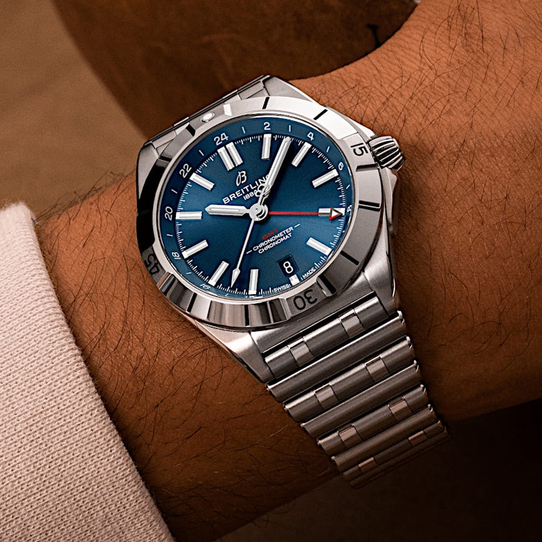 Breitling Chronomat Automatic GMT mit blauem Zifferblatt am Arm getragen