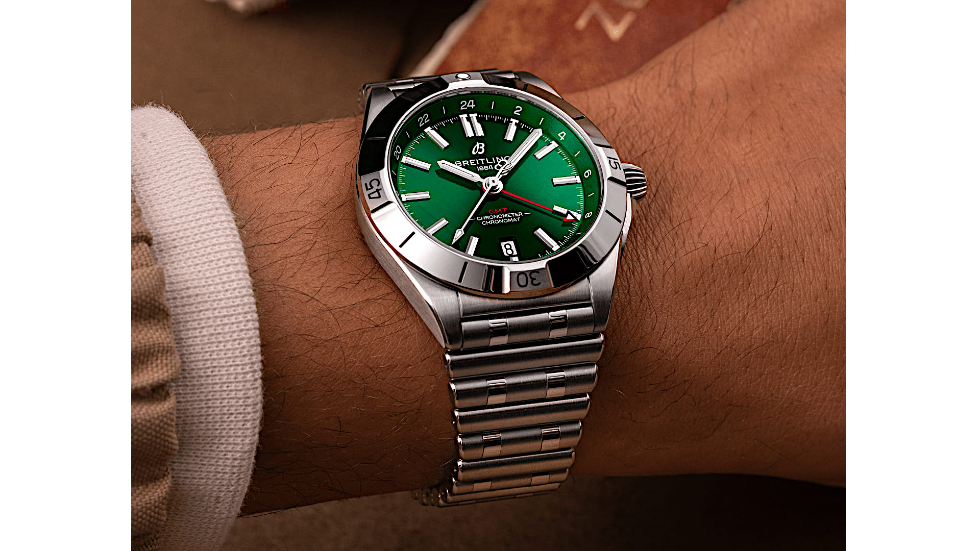 Newsgalerie Breitling Chronomat GMT mit grünem Zifferblatt und Metallarmband