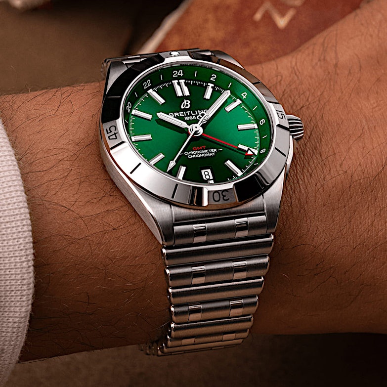 Newsgalerie Breitling Chronomat GMT mit grünem Zifferblatt und Metallarmband