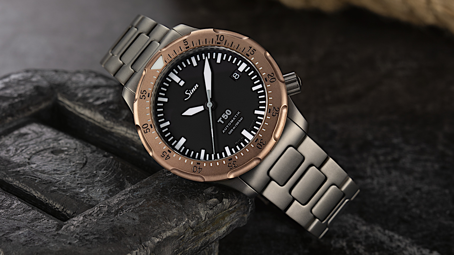 Newsgalerie Sinn T50 GBDR mit Bronze-Lünette und Stahlarmband auf dunklem Grund