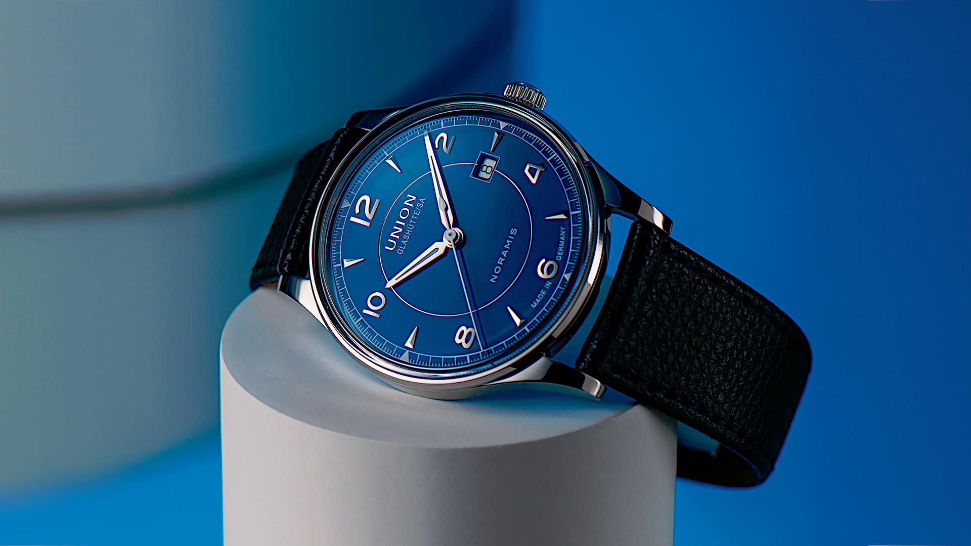 Newsgalerie Union Noramis mit Datum - das Modell mit blauem Zifferblatt auf einem Zylinder