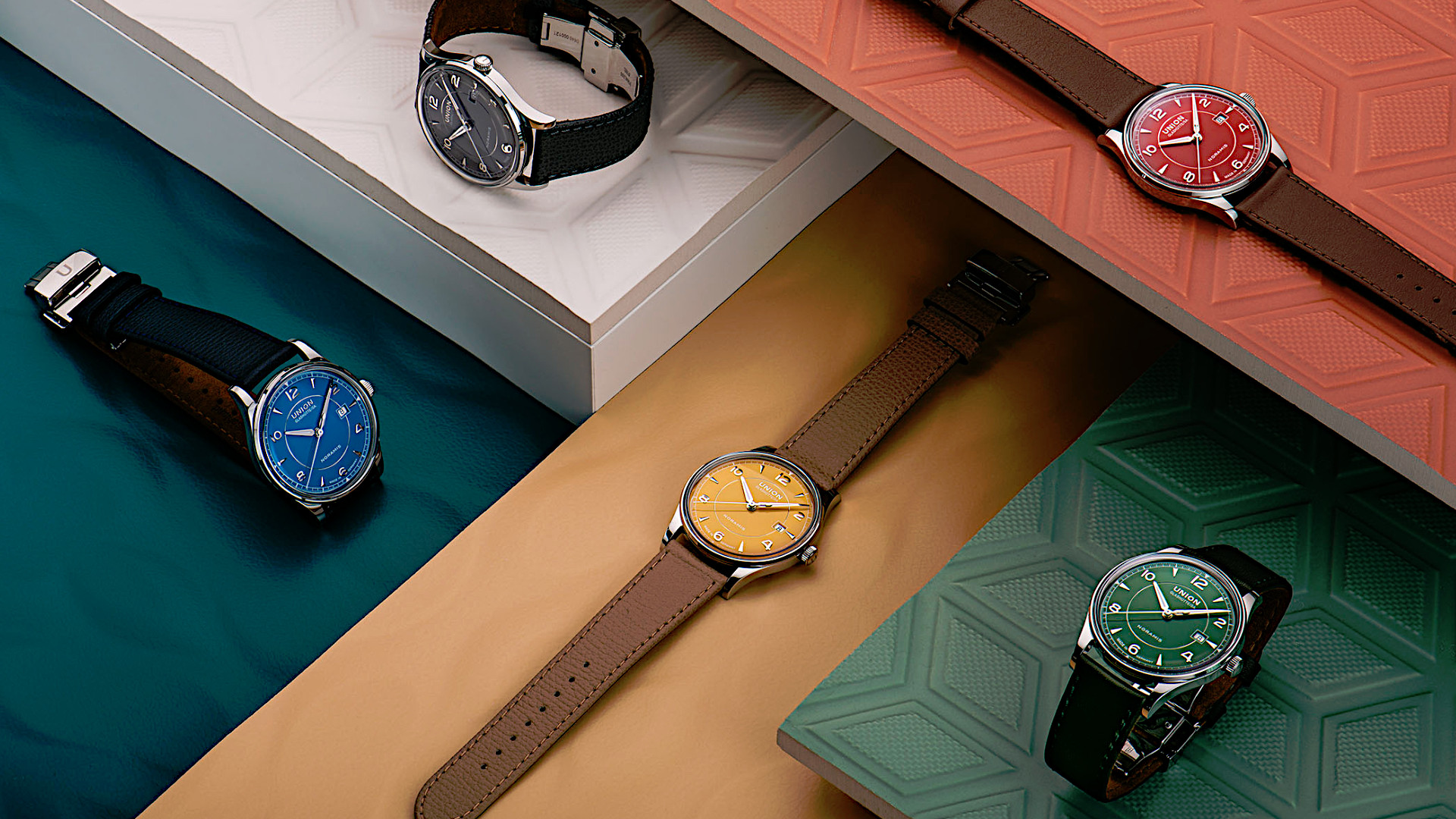 Newsgalerie Union Noramis mit Datum - alle fünf Farben auf verschiedenen Untergründen / blau, rot, gelb, grün und grau