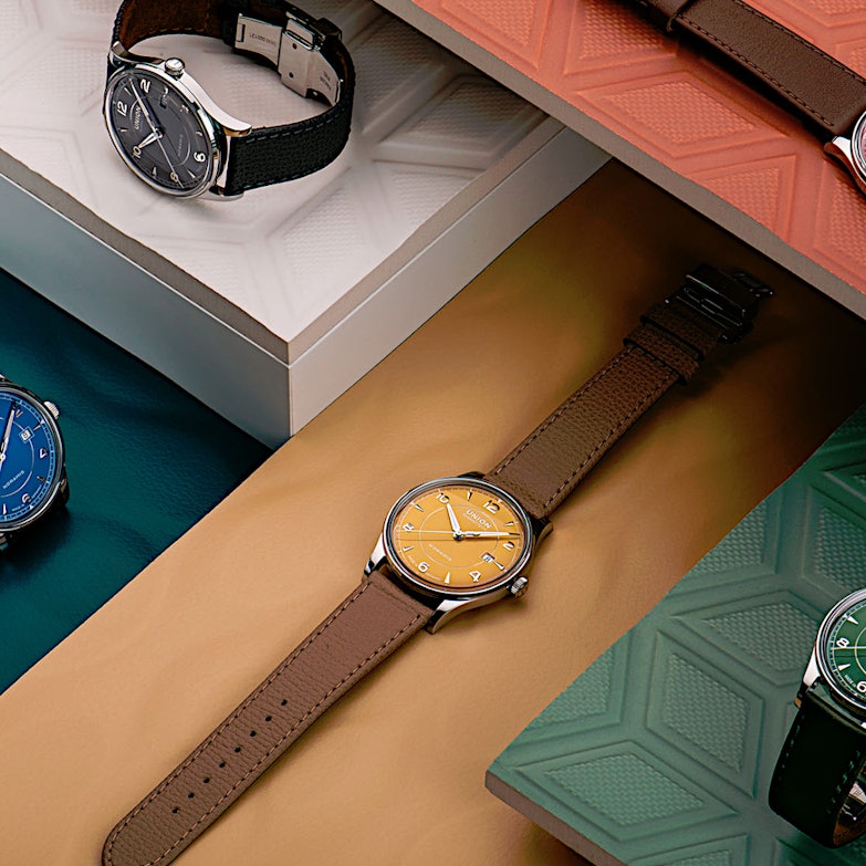 Newsgalerie Union Noramis mit Datum - alle fünf Farben auf verschiedenen Untergründen / blau, rot, gelb, grün und grau