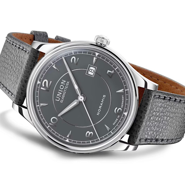 Newsgalerie Union Noramis mit Datum - das Modell mit grauem Zifferblatt auf weißem Hintergrund