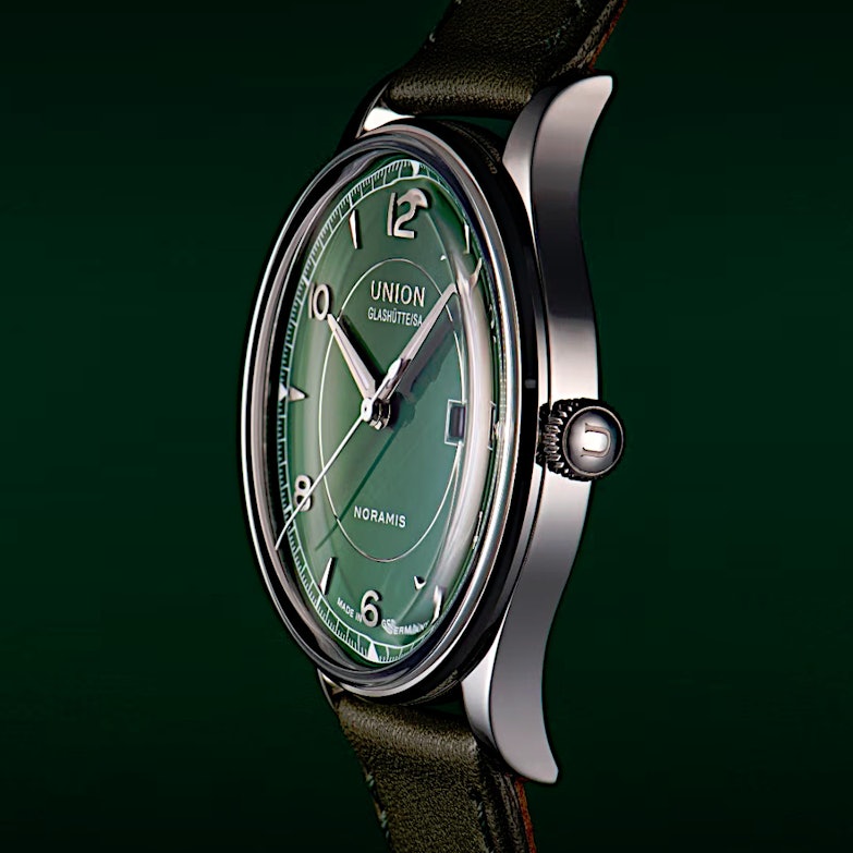 Newsgalerie Union Noramis mit Datum - das Modell mit grünem Zifferblatt auf grünem Hintergrund