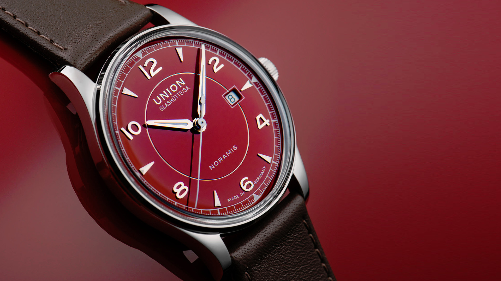 Newsgalerie Union Noramis mit Datum - das Modell mit rotem Zifferblatt auf rotem Hintergrund