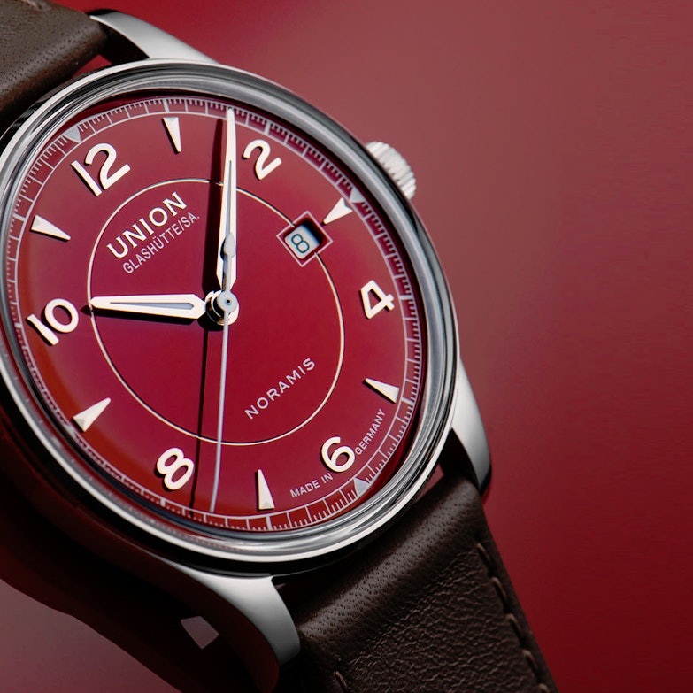 Newsgalerie Union Noramis mit Datum - das Modell mit rotem Zifferblatt auf rotem Hintergrund