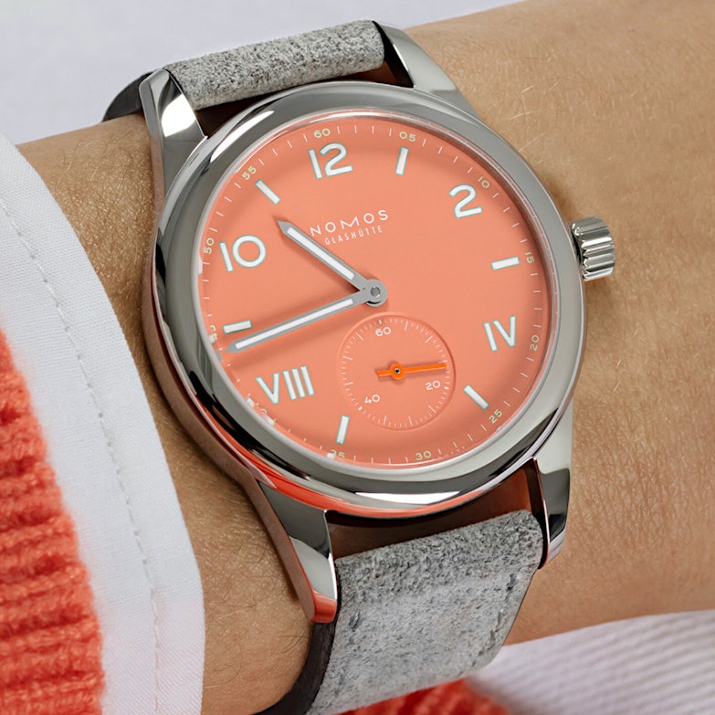 Newsbildergalerie Nomos Club Campus mit neuer Zifferblattfarbe Cream Coral an einem Handgelenk