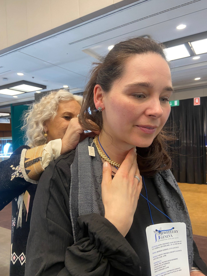 Anprobe der Nanis Schmuck Neuheiten 2023 - Kollektion Regina