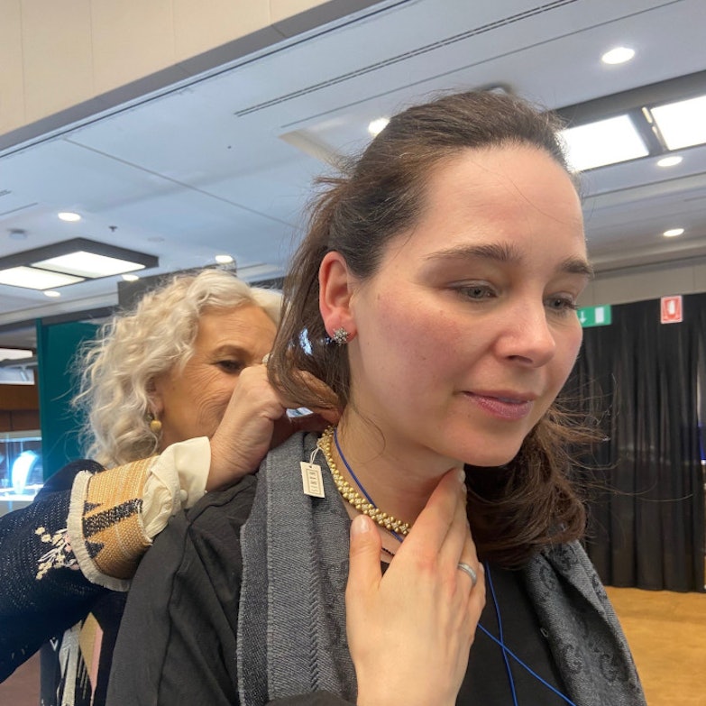 Anprobe der Nanis Schmuck Neuheiten 2023 - Kollektion Regina