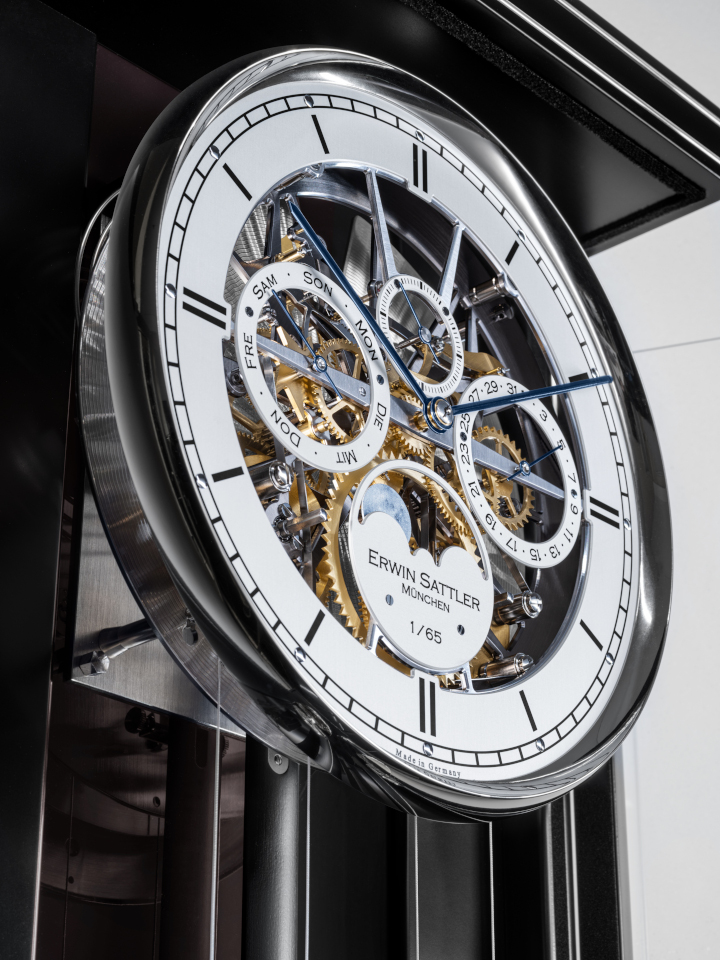 skelettiertes Zifferblatt der Erwin Sattler Aperia III