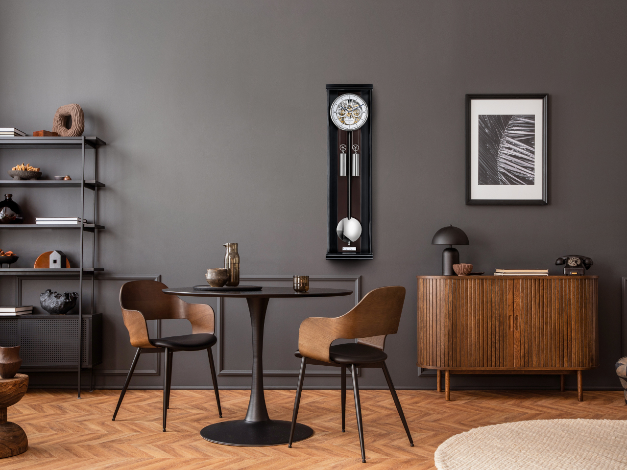 Erwin Sattler Aperia III Wanduhr im Raum auf grauer Wand