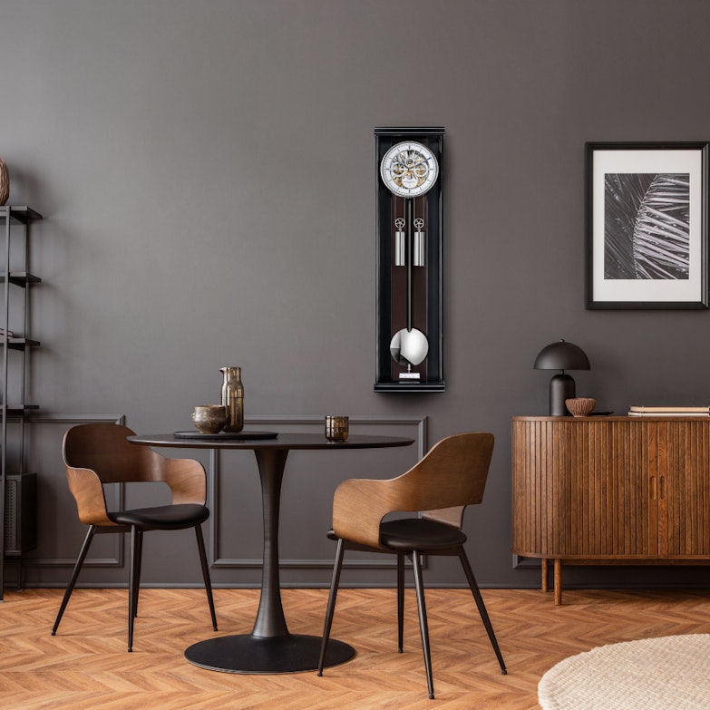 Erwin Sattler Aperia III Wanduhr im Raum auf grauer Wand