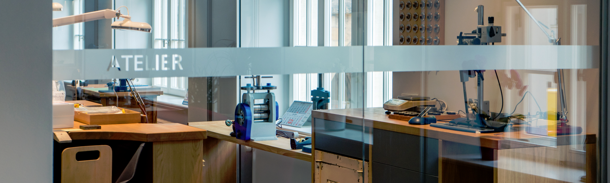 Juwelier Roller Atelier - Blick in Werkstatt mit Werzeugen und Fenster im Hintergrund