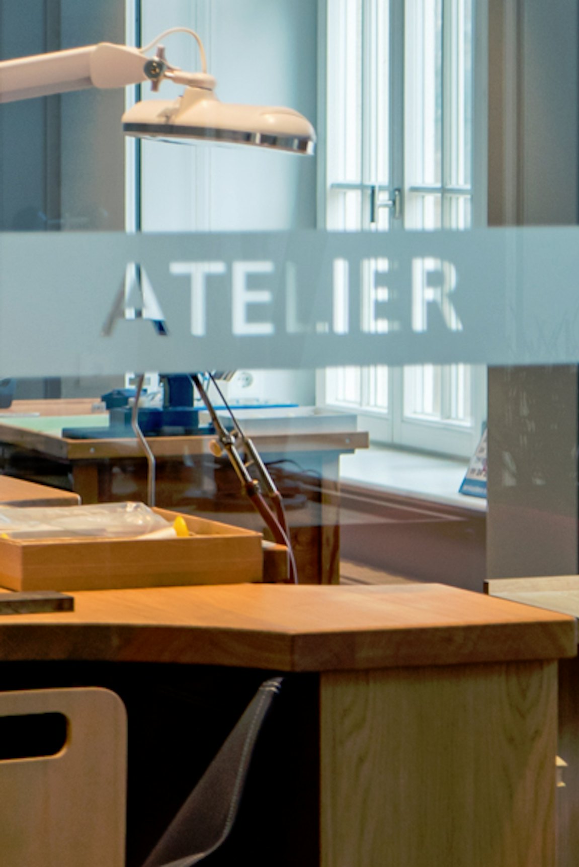 Juwelier Roller Atelier - Blick in Werkstatt mit Werzeugen und Fenster im Hintergrund