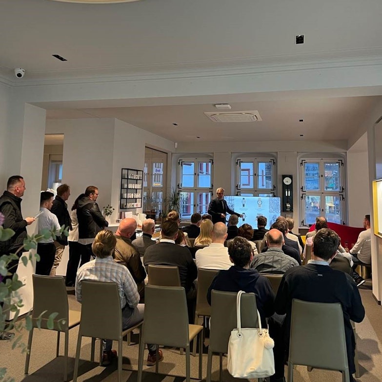 Longines Milestone Event Bildergalerie - Vorführung am Abend mit vielen Personen