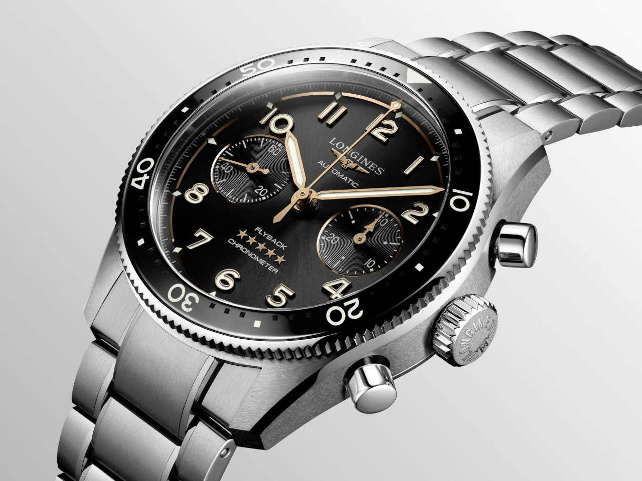 Longines Spirit Flyback Chronograph - News Galerie - Uhr mit schwarzen Zifferblatt und Edelstzahlband auf grauem Hintergrund
