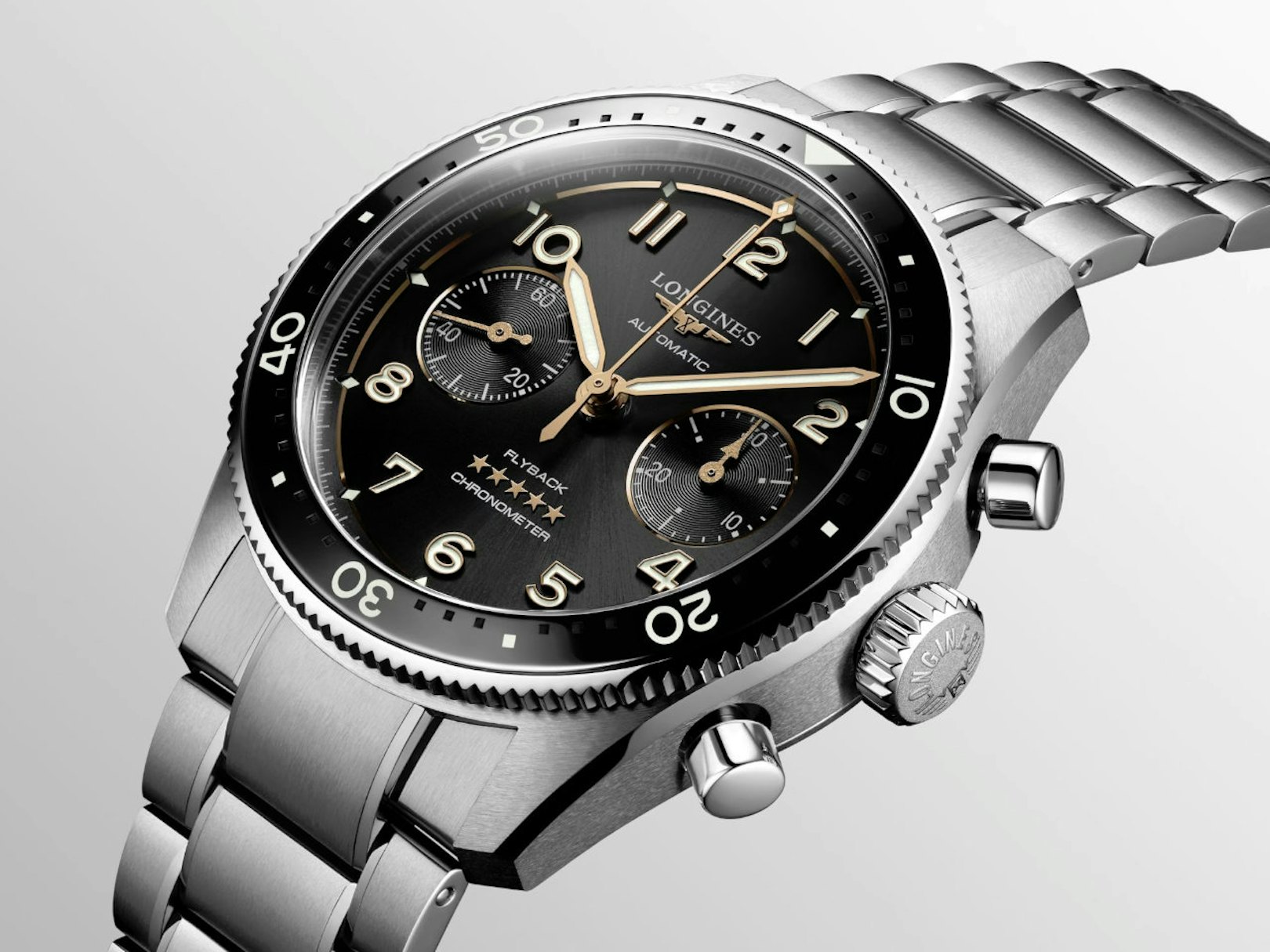 Longines Spirit Flyback Chronograph - News Galerie - Uhr mit schwarzen Zifferblatt und Edelstzahlband auf grauem Hintergrund