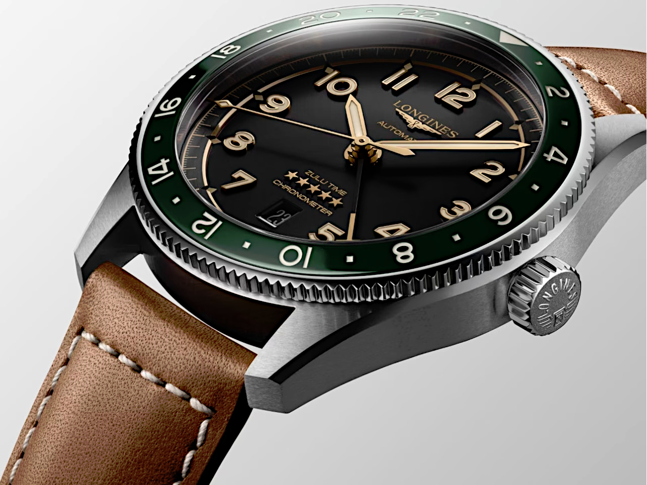 Longines Spirit Zulu Time - News Galerie - Uhr mit schwarzem Zifferblatt, grüner Lünette und braunem Lederband auf grauem Hintergrund