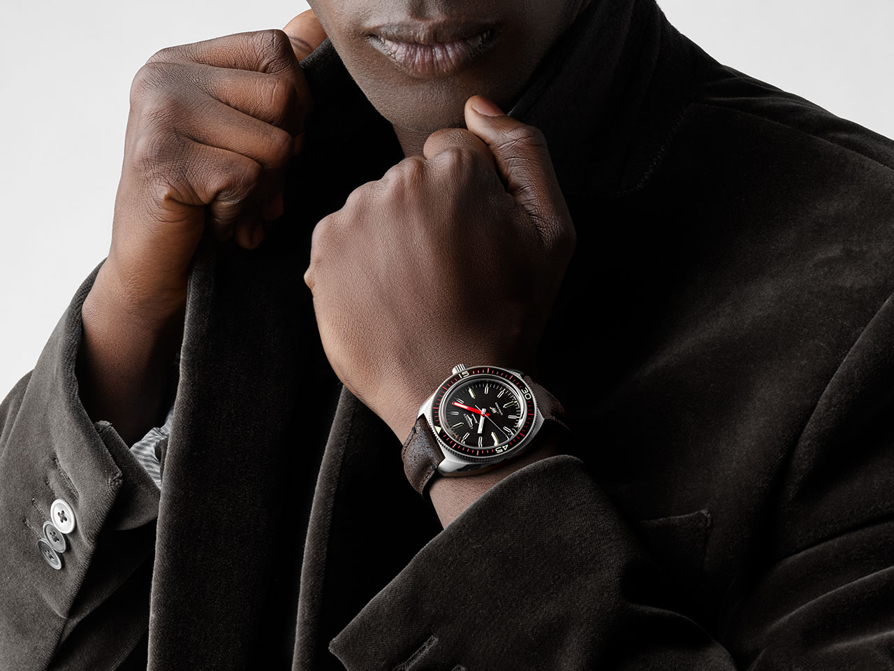 Longines Ultra-Chron - News Galerie - Uhr am Handgelenk von einer Person mit Lederjacke