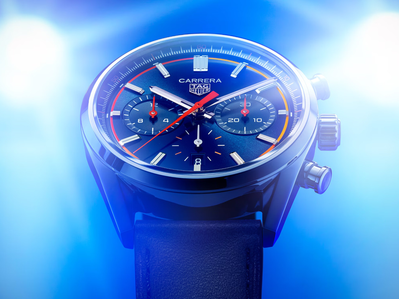 TAG Heuer Carrera Chronograph mit blauem Zifferblatt vor blauem Hintergrund