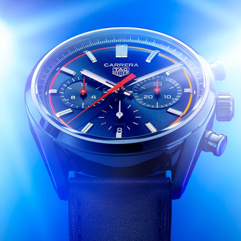TAG Heuer Carrera Chronograph mit blauem Zifferblatt vor blauem Hintergrund