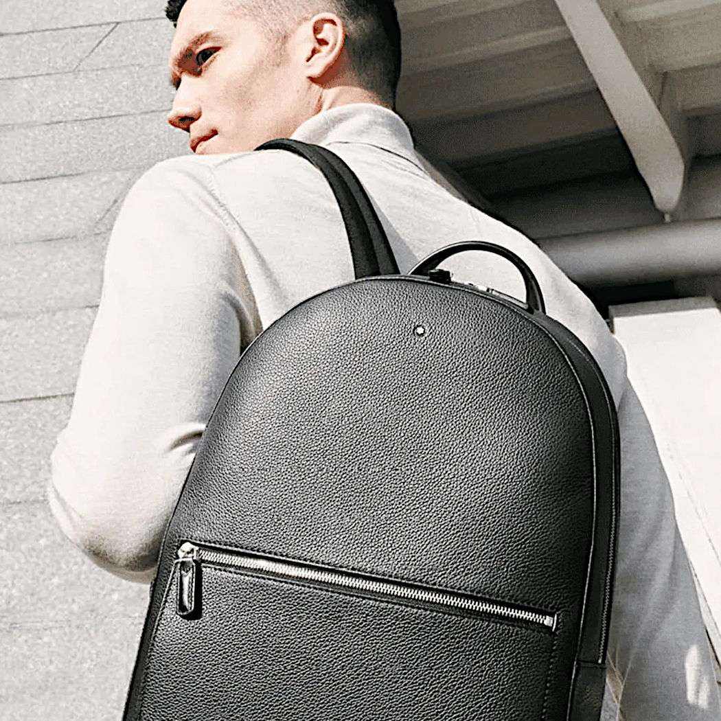 Montblanc Meisterstück Soft Kollektionsbild - Mann mit schwarzem Rucksack auf dem Rücken