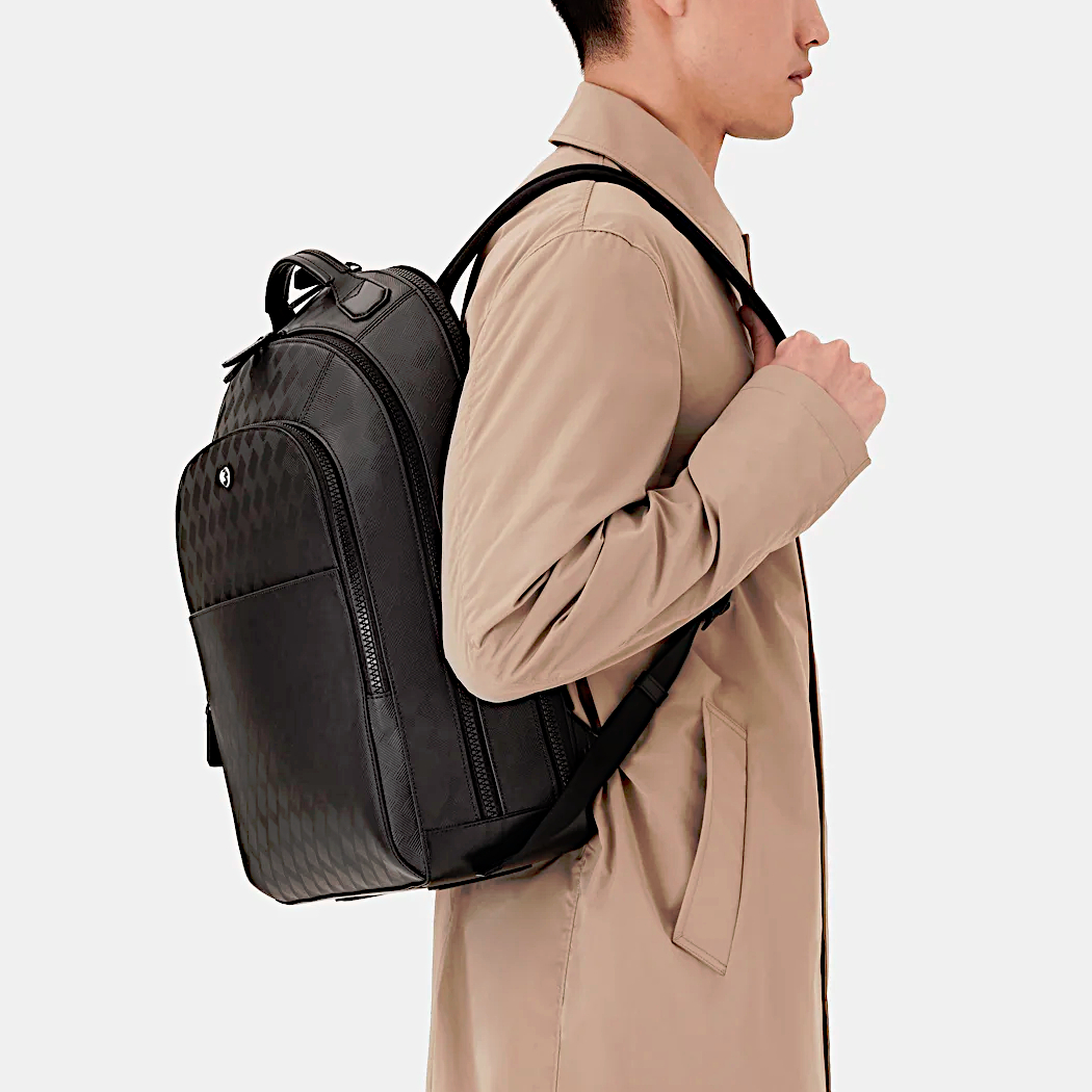 Montblanc Extreme 3.0 Kollektionsbild - Mann mit schwarzem Rucksack auf seiner Schulter