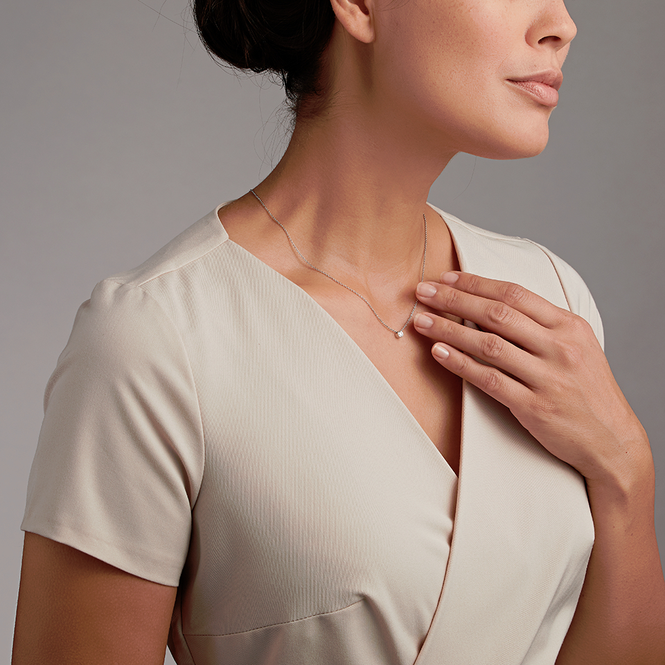 Henrich und Denzel Falling in Love Kollektionsbild - Frau mit beigefarbener Kleidung die eine Halskette trägt