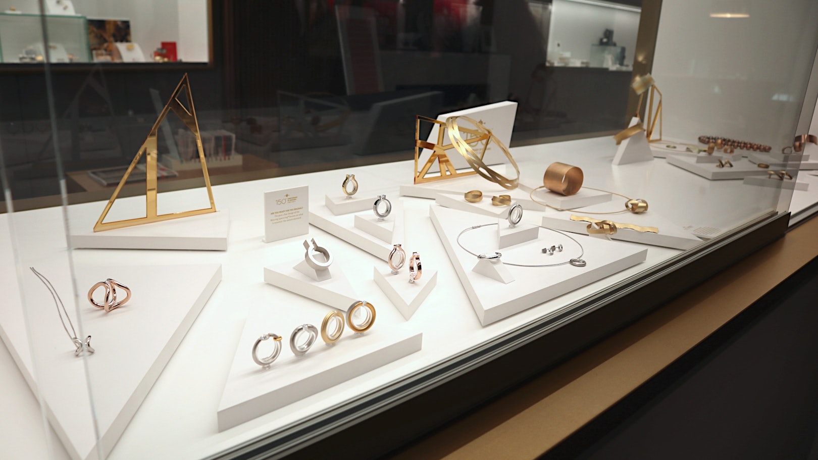 Niessing 150 Jahre Jubiläums Event 2023 - Vitrine mit Ausstellungsstücken und Schmuck