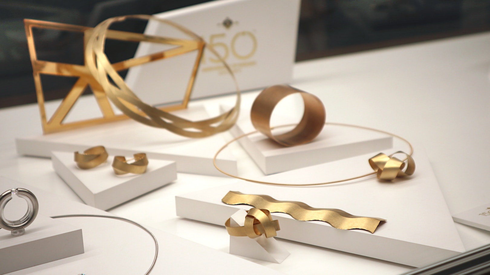 Niessing 150 Jahre Jubiläums Event 2023 - Vitrine mit Ausstellungsstücken und Schmuck