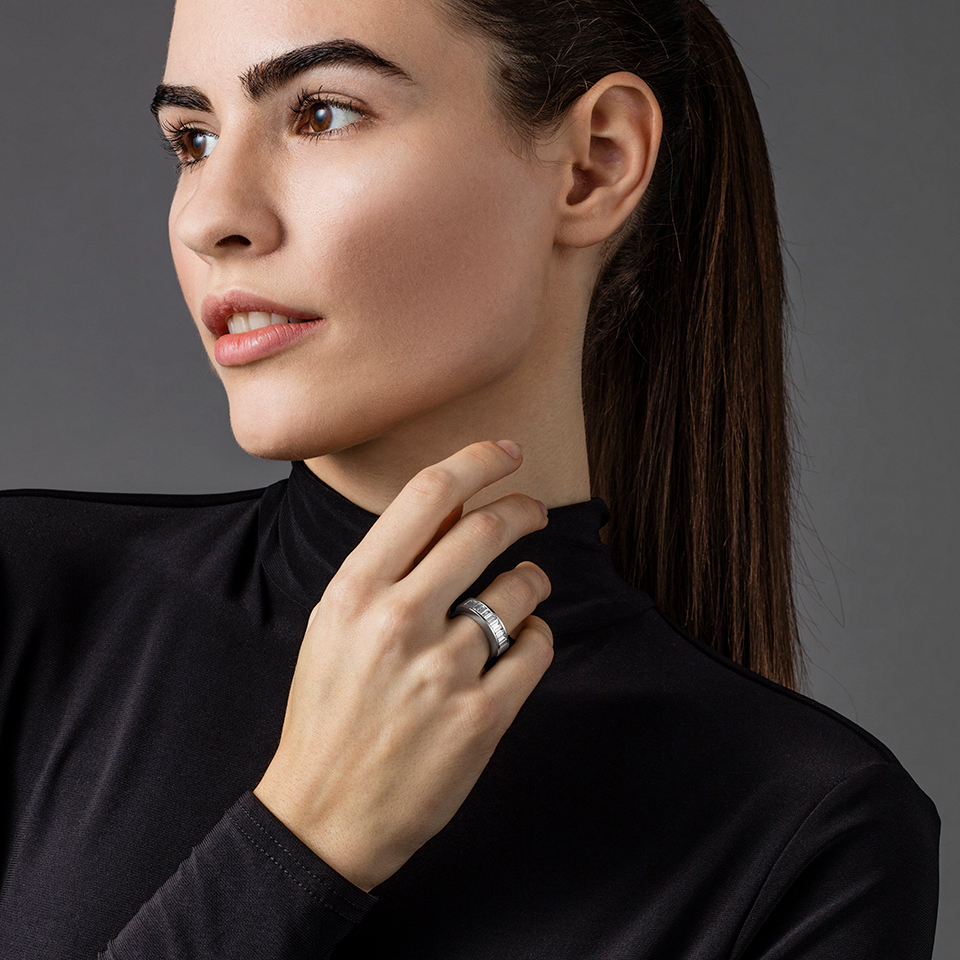 Henrich & Denzel Classico Kollektionsbild - Frau in schwarzer Kleidung mit einem Ring am Finger