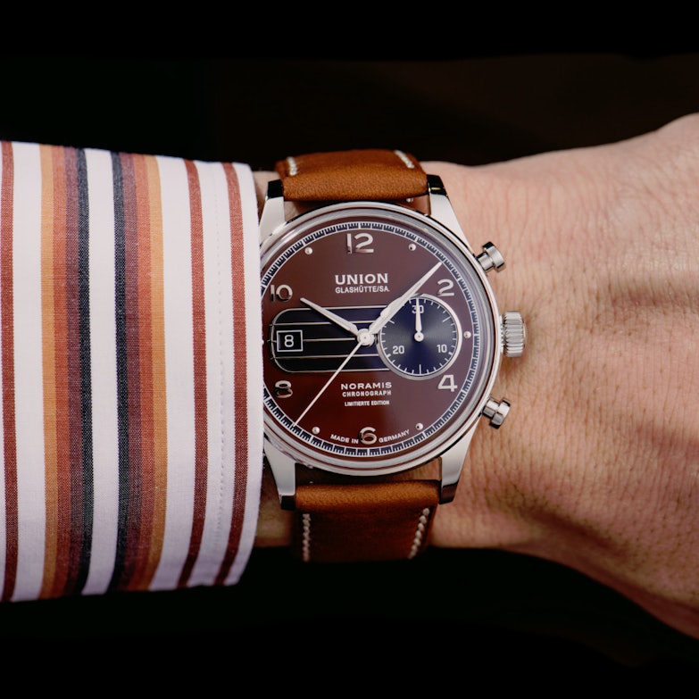 Union Sachsen Classic Edition 2023 - Modell mit braunem Lederband an einem Handgelenk