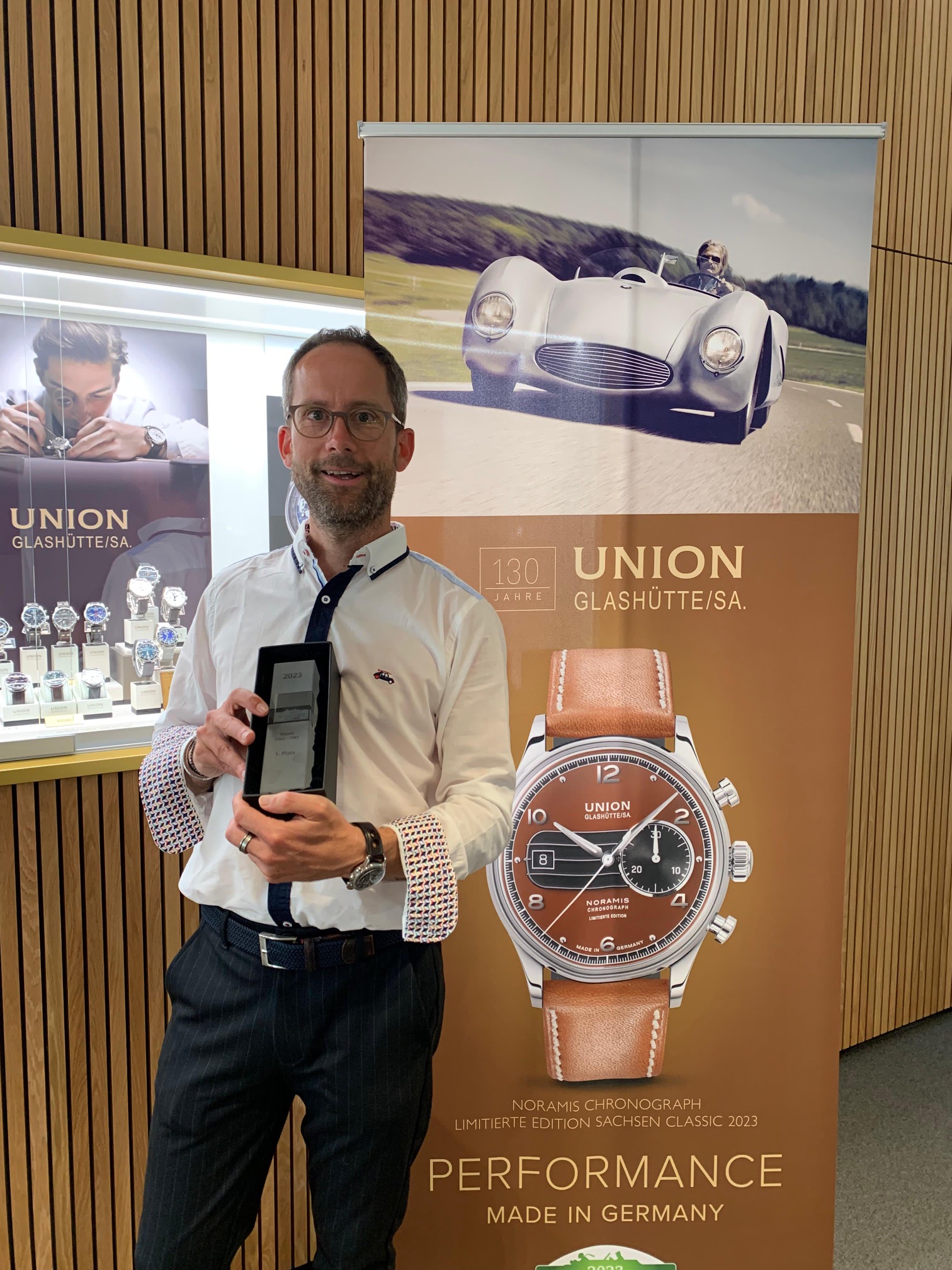 Carsten Schmidt-Kippig im Juwelier Roller Geschäft mit dem Pokal für den 1. Platz