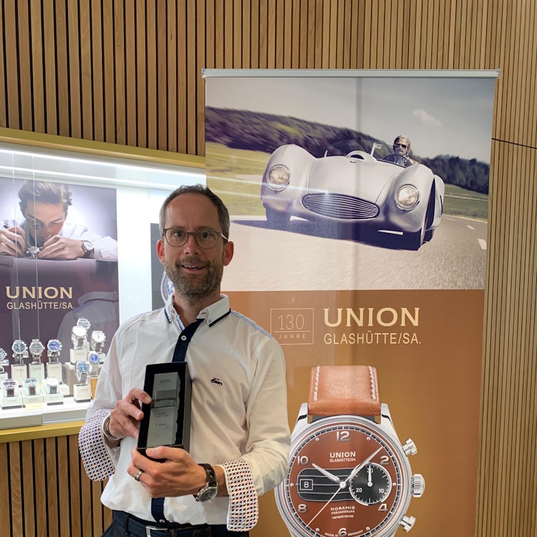 Carsten Schmidt-Kippig im Juwelier Roller Geschäft mit dem Pokal für den 1. Platz