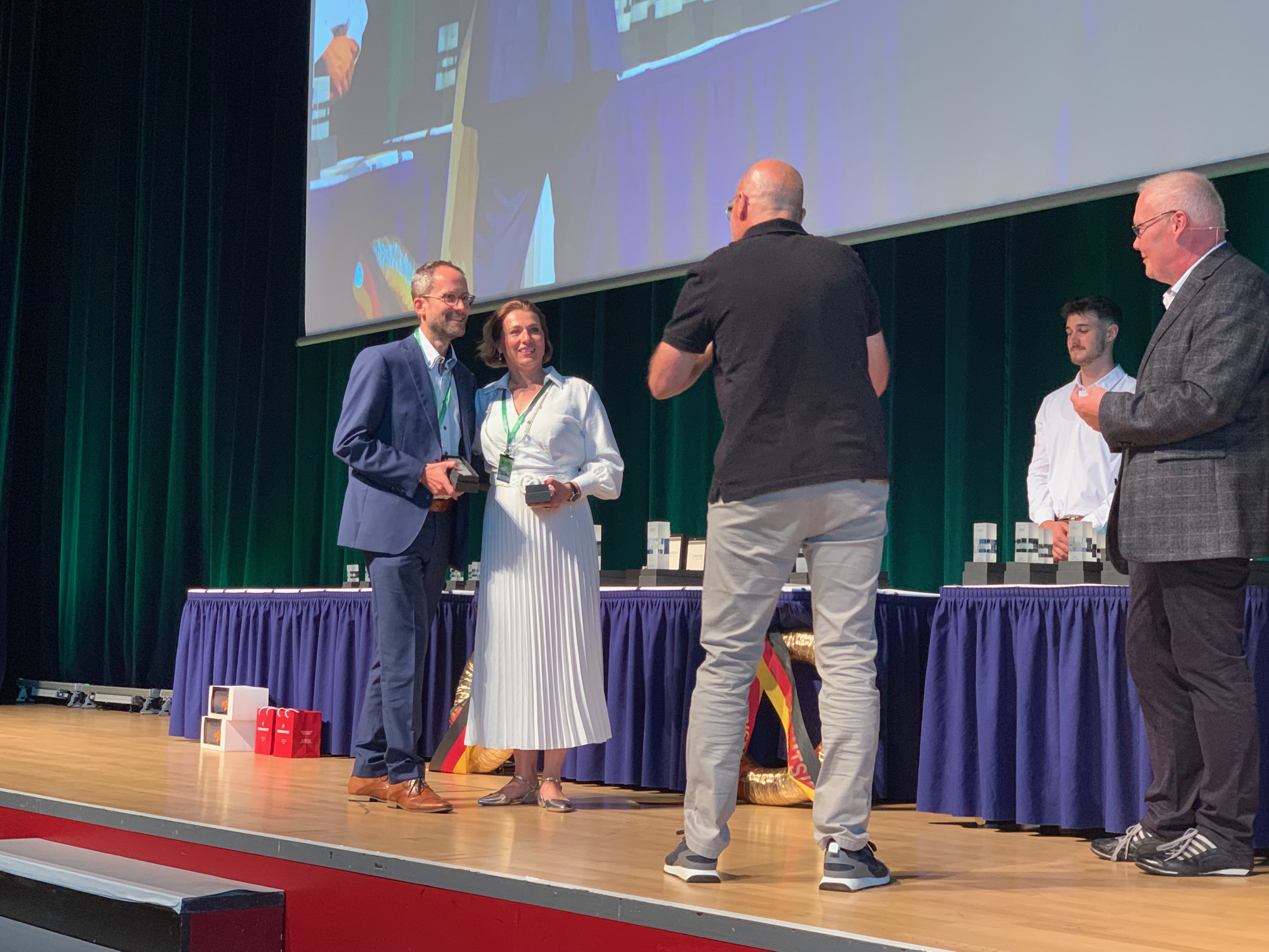 Carsten Schmidt-Kippig und Angelika Horn bei der Entgegennahme  ihres Pokals für eine gewonnene Wertungsprüfung.