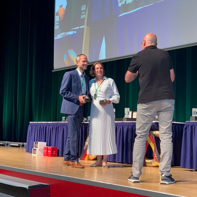 Carsten Schmidt-Kippig und Angelika Horn bei der Entgegennahme ihres Pokals für eine gewonnene Wertungsprüfung.