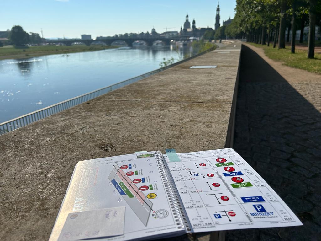 Ausarbeiten des Roadbooks für den letzten Rallyetag direkt am Elbufer.