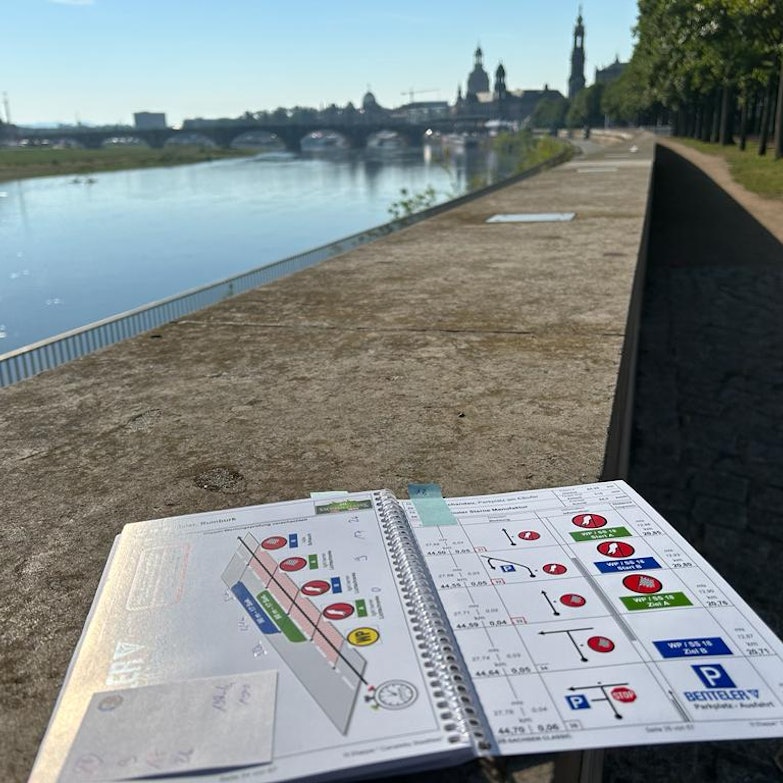 Ausarbeiten des Roadbooks für den letzten Rallyetag direkt am Elbufer.