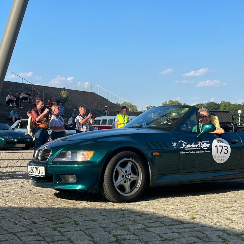 Das 2. Juwelier Roller Team mit Andrea und Bernd Kippig im BMW Z3 von 1997.