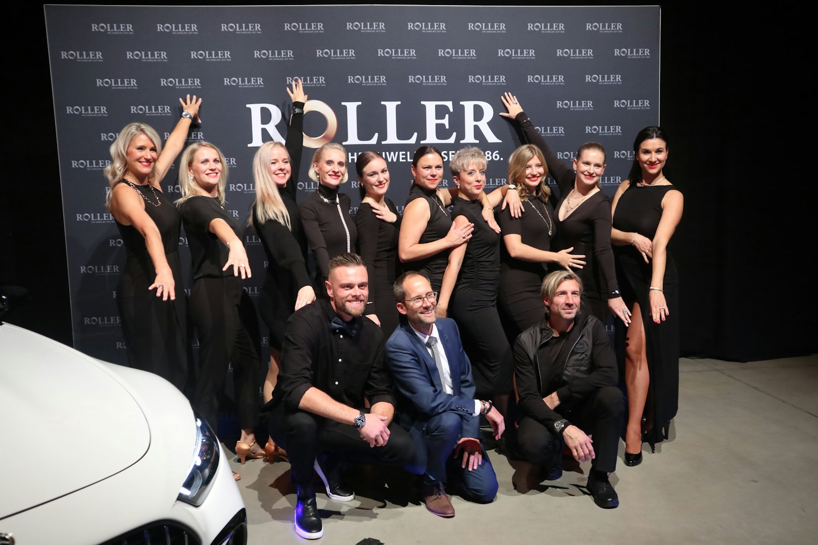 Carsten Schmidt-Kippig von Juwelier Roller mit den Tänzerinnen und Tänzern des Show-Ballettes Happy Legs