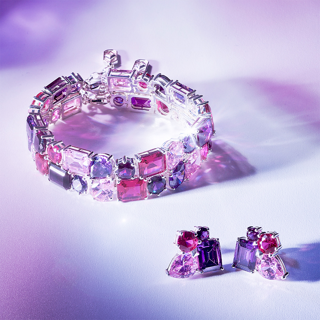 Thomas Sabo Markenbild - Heritage Glam in violett auf lila-blauem Untergrund