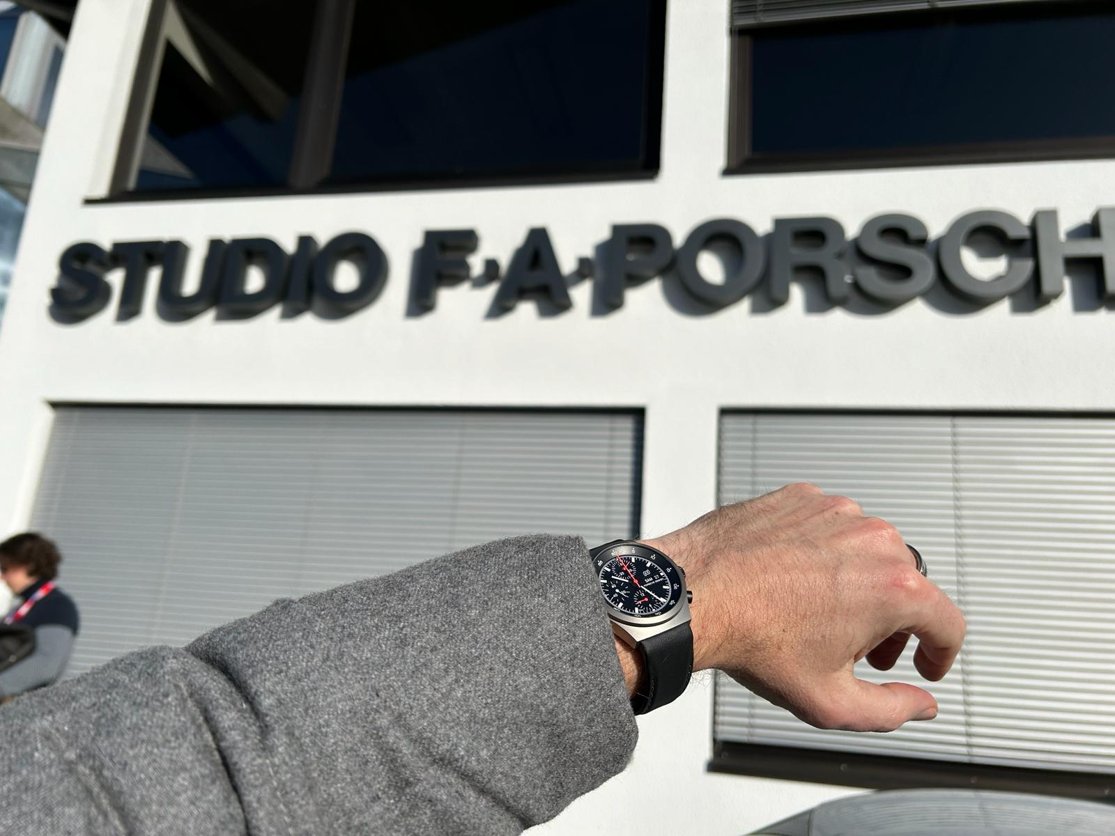 Porsche Design Chronograph 1 vor dem Studio F. A. Porsche