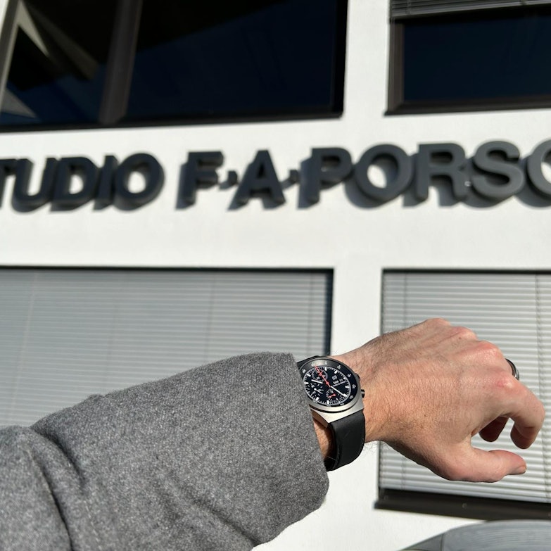 Porsche Design Chronograph 1 vor dem Studio F. A. Porsche