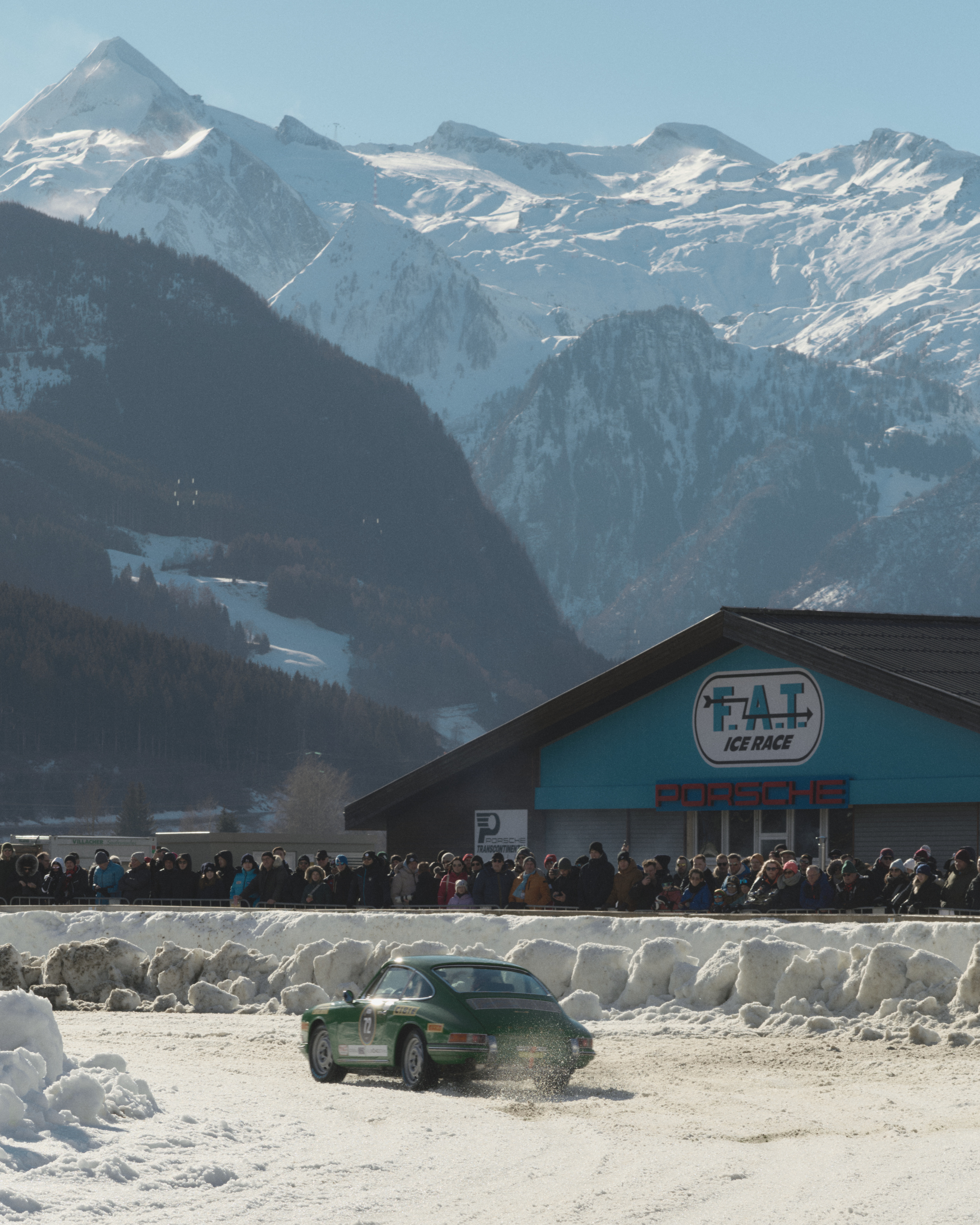 Porsche auf dem vereisten Flugplatzgelände des Ice Race